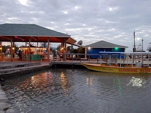 El restaurante Glistening Waters y el embarcadero vistos al atardecer.